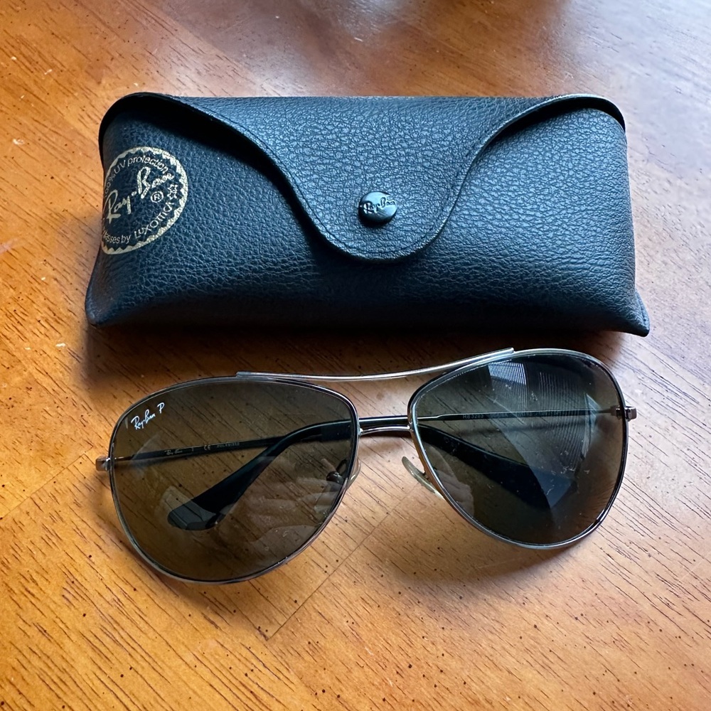 Polarized Ray-Ban Black Classic Aviator Sunglasses with Case!